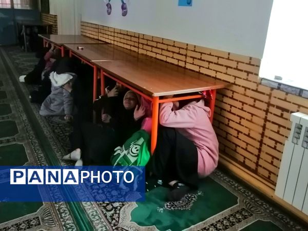 مانور زلزله و آموزش اطفای حریق و ایمن سازی در مدرسه شهید جواهری دو 