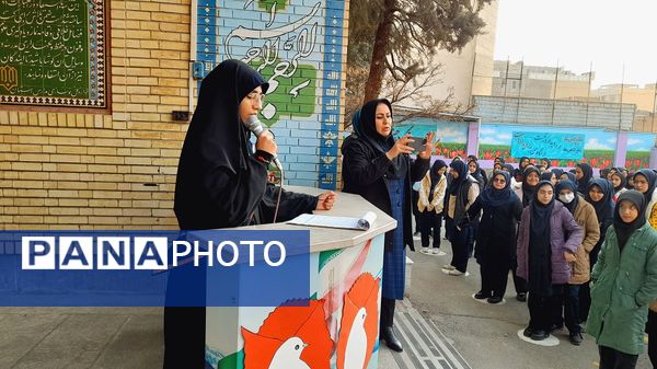 زنگ انقلاب در دبیرستان شاهد عصمت ناحیه ۳ کرج 