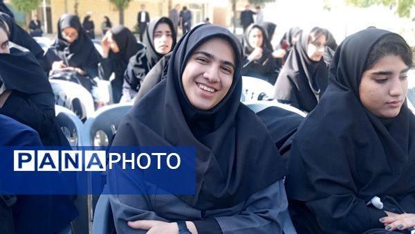 نواختن زنگ استانی مهر، ایثار و مقاومت در مدرسه نمونه دولتی ۹ دی به مناسبت آغاز سال تحصیلی و هفته دفاع مقدس