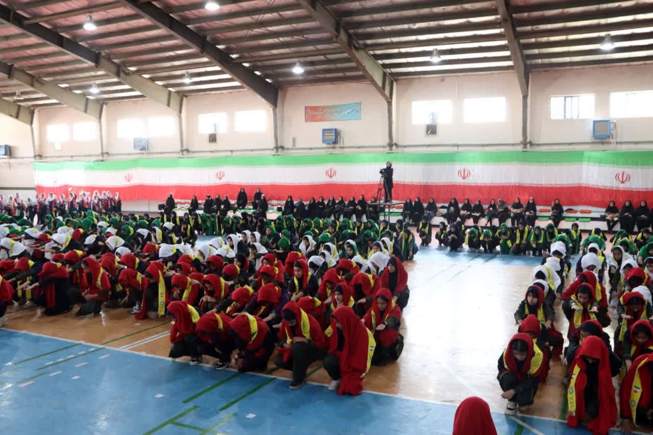 ثبت اثر انگشت هزار دانشآموز یزدی پای پرچم ایران