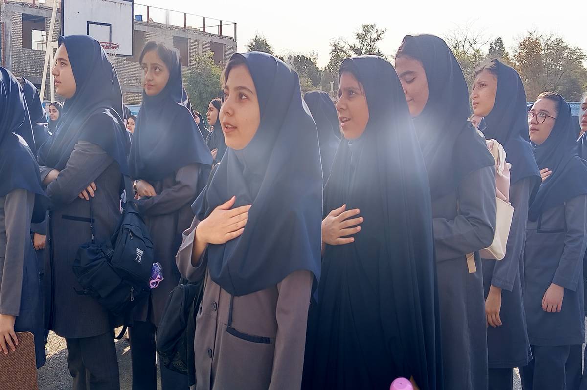 بازگشت دانش آموزان به کلاس درس؛ آیین استقبال از دانش آموزان در دبیرستان صدیقه 