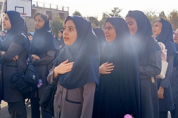 بازگشت دانش آموزان به کلاس درس؛ آیین استقبال از دانش آموزان در دبیرستان صدیقه 