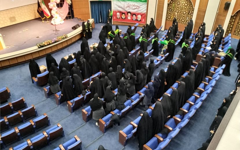 حضور دانش‌آموزان دبیرستان میعاد قم در همایش مرکز مدیریت حوزه علمیه خواهران به مناسبت دهه کرامت