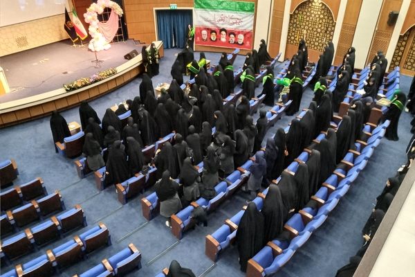 حضور دانش‌آموزان دبیرستان میعاد قم در همایش مرکز مدیریت حوزه علمیه خواهران به مناسبت دهه کرامت