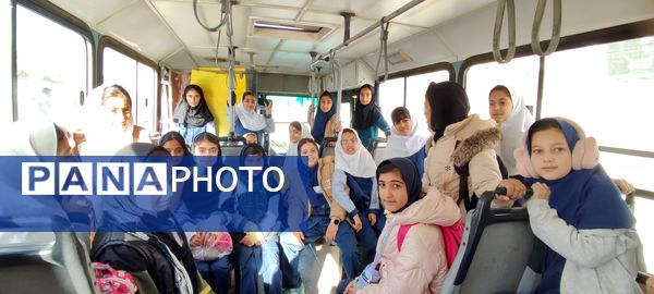 بازدید دانش آموزان مدرسه شهید خاقانی شیروان از کتابخانه اندیشه‌‌ در هفته کتاب و کتابخوانی