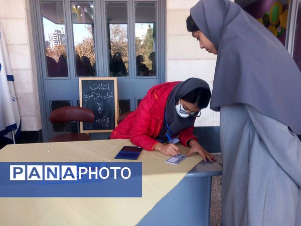 انتخابات شورای دانش آموزی دردبیرستان دوره اول ارمینه مصلی نژاد ناحیه ۶