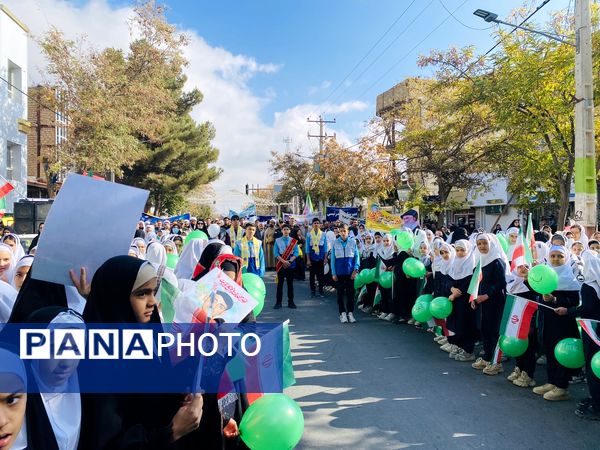 همبستگی نسل امروز با آرمان‌های انقلاب در راهپیمایی ۱۳ آبان باخرز