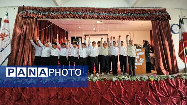 آیین گرامیداشت روز دانش‌آموز با حضور مسئولان منطقه ۱۳ در دبیرستان طلیعه شاهد