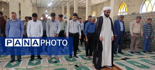 برپایی میز خدمت ادارات شهرستان حاجی آباد در نماز جمعه به‌مناسبت هفته دولت