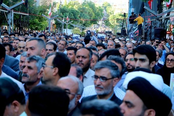 همدلی مردم و مسئولان در ادای احترام به شهدای‌خدمت