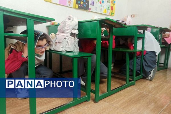 مانور سراسری زلزله و ایمنی با شعار "مدرسه ایمن، جامعه تاب‌آور" در مدرسه سارا شهرستان ملارد