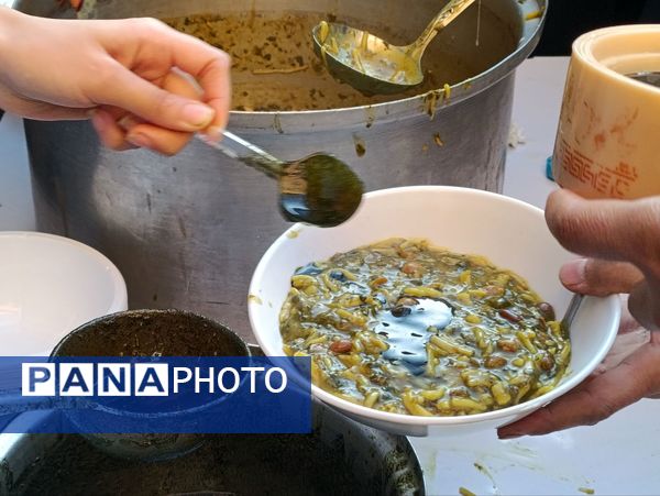 طنین همدلی در دهه فاطمیه، توزیع آش نذری در میان دانش‌آموزان دبیرستان دکتر جواد حداد ۲