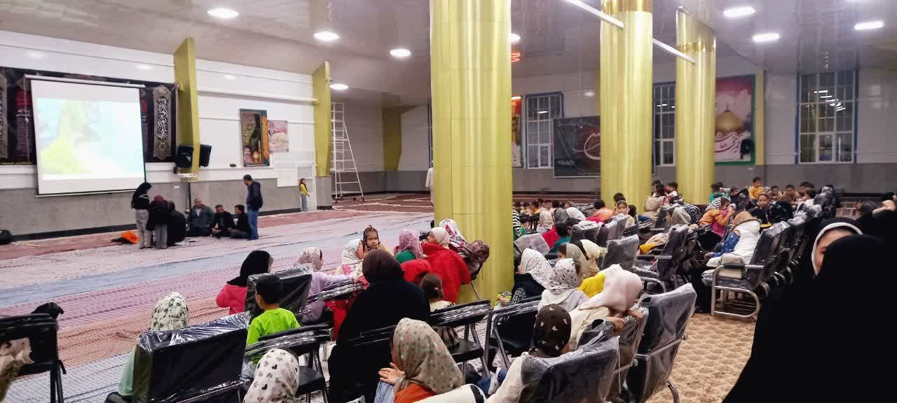 اکران انیمیشن یوز ایرانی رادر حسینیه روستای کاریزک