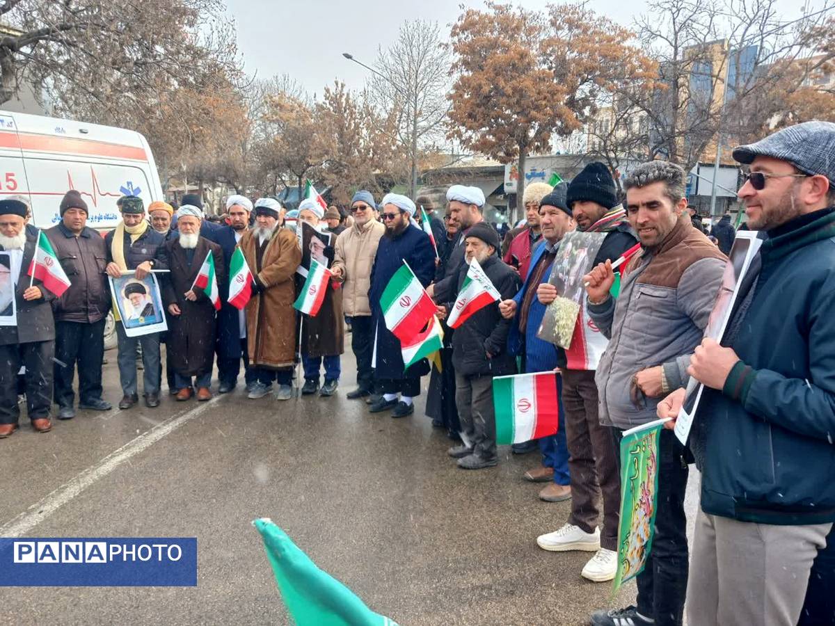 حضور پر شور مردم روستای غلامان در راهپیمایی ۲۲ بهمن
