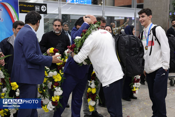 بازگشت طلایی‌پوشان بلندقامت دانش‌آموز ایران با کاپ قهرمانی