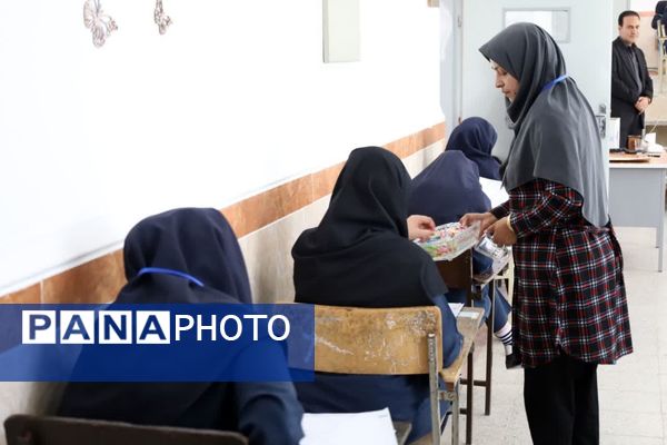 بازدید مدیرکل آموزش و پرورش از برگزاری امتحانات نهایی در یزد