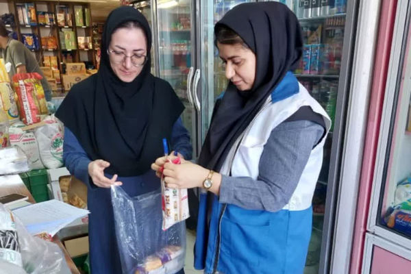 جمع آوری ۱۰۰۰ کیلو مواد غذایی تاریخ گذشته از فروشگاهای موادغذایی شهر یزد