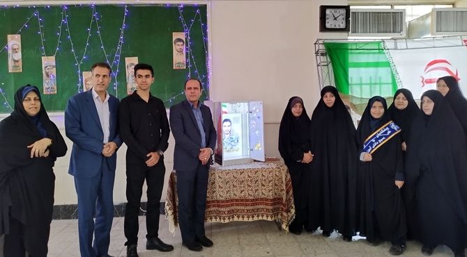 رونمایی از تندیس شهید عجمیان در آموزش و پرورش ناحیه ۳ استان اصفهان