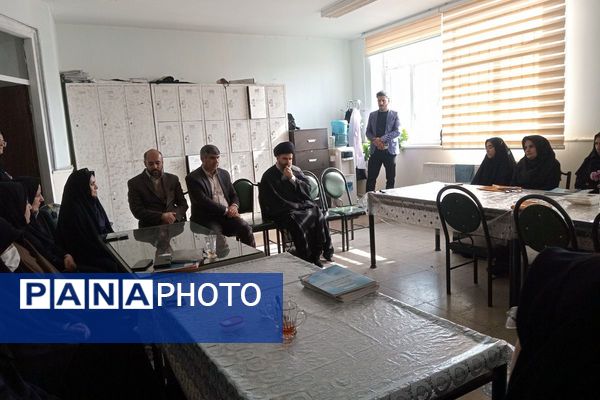  زنگ نماز در هنرستان آفرینش پردیس با حضور امام جمعه و مدیر آموزش و پرورش