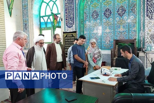 حضور مردم ولایتمدار شهرستان ورامین پای صندوق‌های اخذ رای