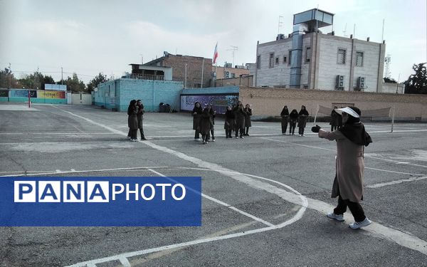 هفته بهداشت‌روان و مسابقات ورزشی در دبیرستان نمونه اندیشه شهرستان کاشمر
