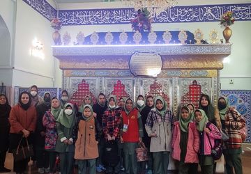 دانش‌آموزان دبستان میلاد نیشابور در آرامگاه مطهر امامزادگان محروق و ابراهیم 