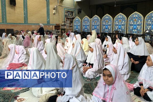 حضور دانش آموزان دبستان هدی یک به مناسبت هفته پیشگیری از آسیب های اجتماعی در مسجد صاحب الزمان (عج) 