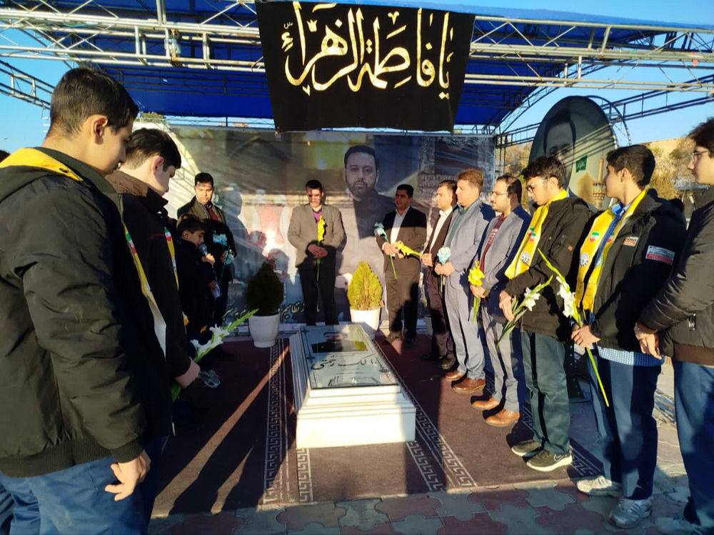 حضور پیشتازان در مزار شهدا با شمیم قرآن و عترت
