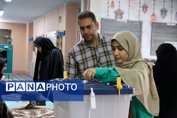 حضور دانش‌آموز خبرنگاران پانا شهرستان اسلامشهر به‌‌عنوان همیار فرماندار در میان مردم و صندوق‌های رأی‌گیری انتخابات