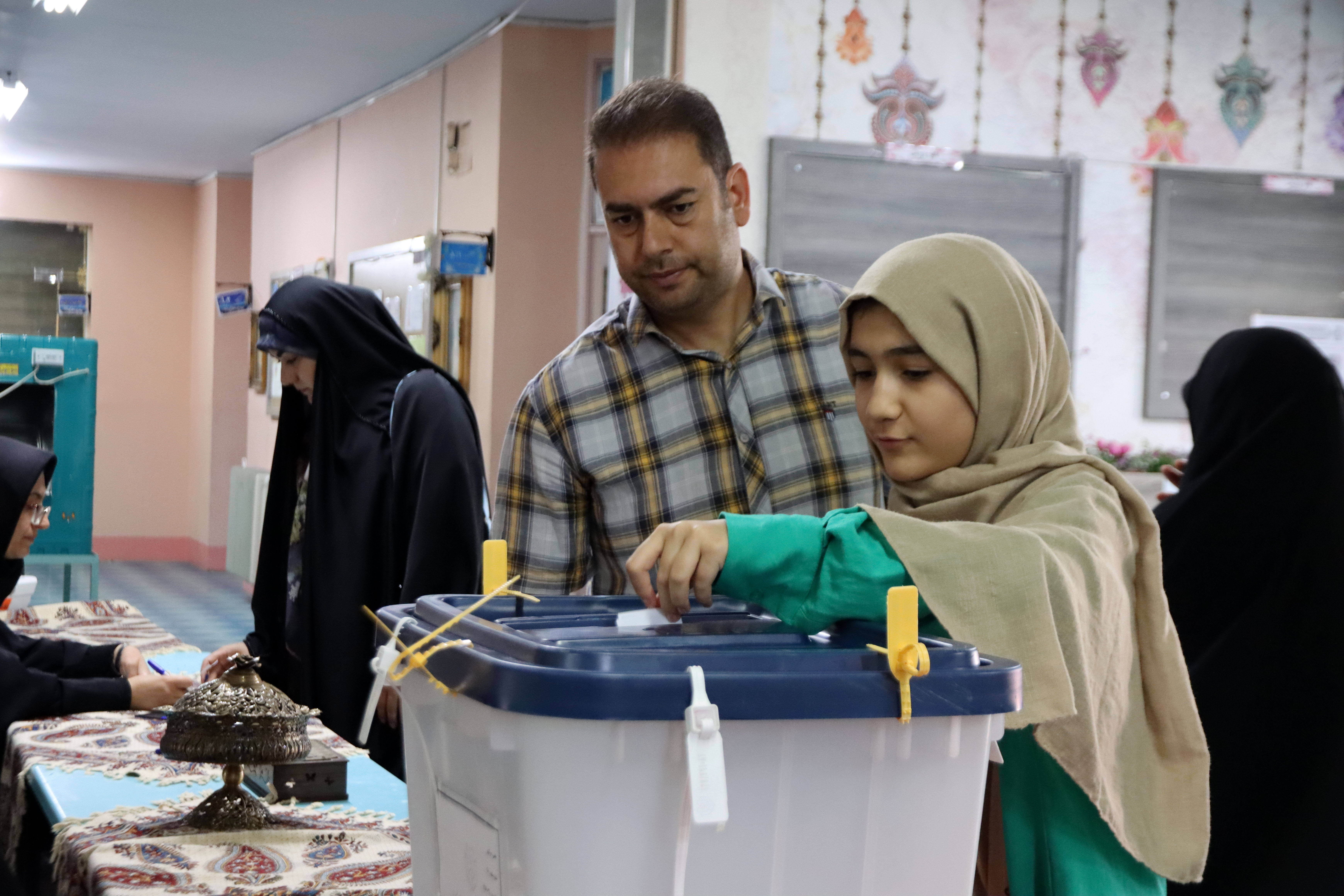 حضور دانش‌آموز خبرنگاران پانا شهرستان اسلامشهر به‌‌عنوان همیار فرماندار در میان مردم و صندوق‌های رأی‌گیری انتخابات