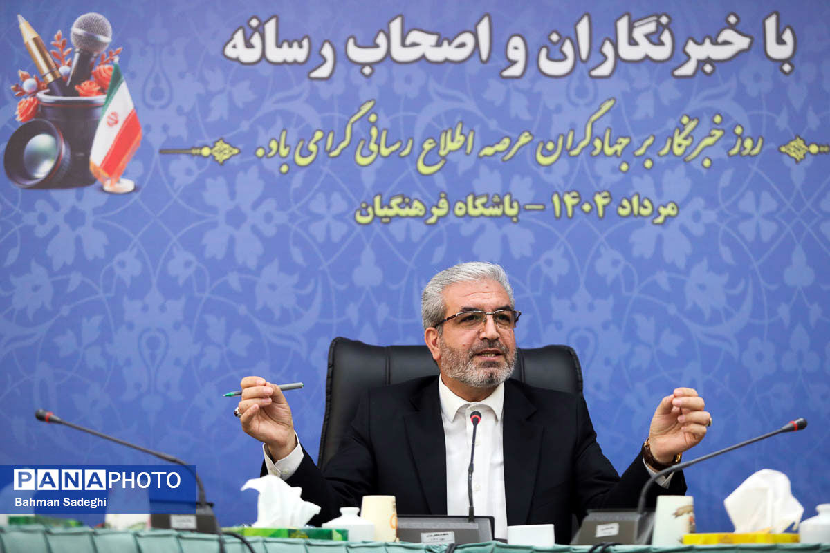 نشست صمیمی رئیس مرکز اطلاع رسانی و روابط عمومی وزارت آموزش و پرورش با خبرنگاران و اصحاب رسانه