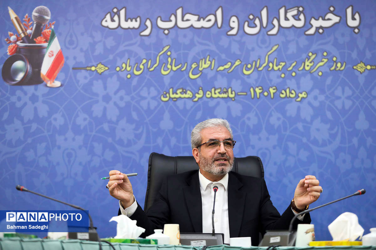 نشست صمیمی رئیس مرکز اطلاع رسانی و روابط عمومی وزارت آموزش و پرورش با خبرنگاران و اصحاب رسانه