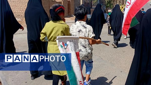 پیاده‌روی خانوادگی روستاییان «صرم» قم به‌مناسبت هفته دولت