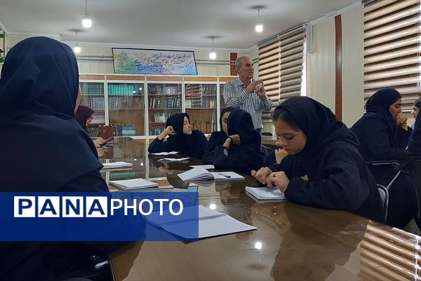 کارگاه آموزشی پیشگیری از آسیب‌های اجتماعی در دبیرستان دستغیب ناحیه 3 شیراز