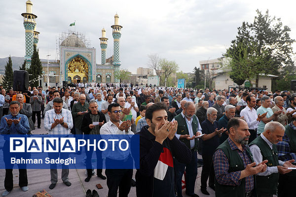 اقامه نماز عید سعید فطر- امامزاده پنج تن(ع) لویزان