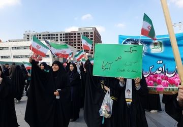 مشارکت دانش‌آموزان شاهد ارض‌اقدس در راهپیمایی ۱۳ آبان میدان شهدا