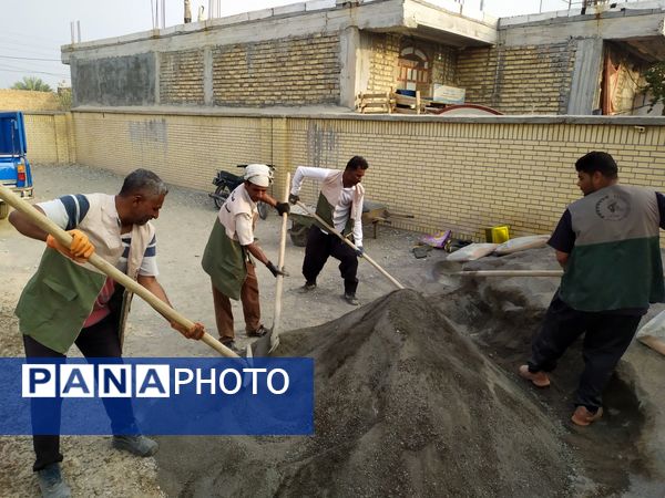 بهسازی کف مدارس خاکی رودان با همت خیرین و گروه‌های جهادی