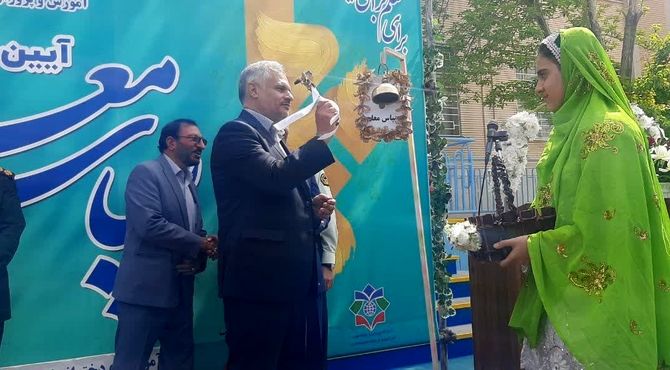 آیین نمادین «سپاس معلم» در دبیرستان تشکیلاتی نمونه پژوهش شهرکرد برگزار شد