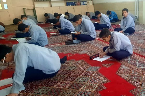   برگزاری امتحانات در دبیرستان هیات امنایی رازی 