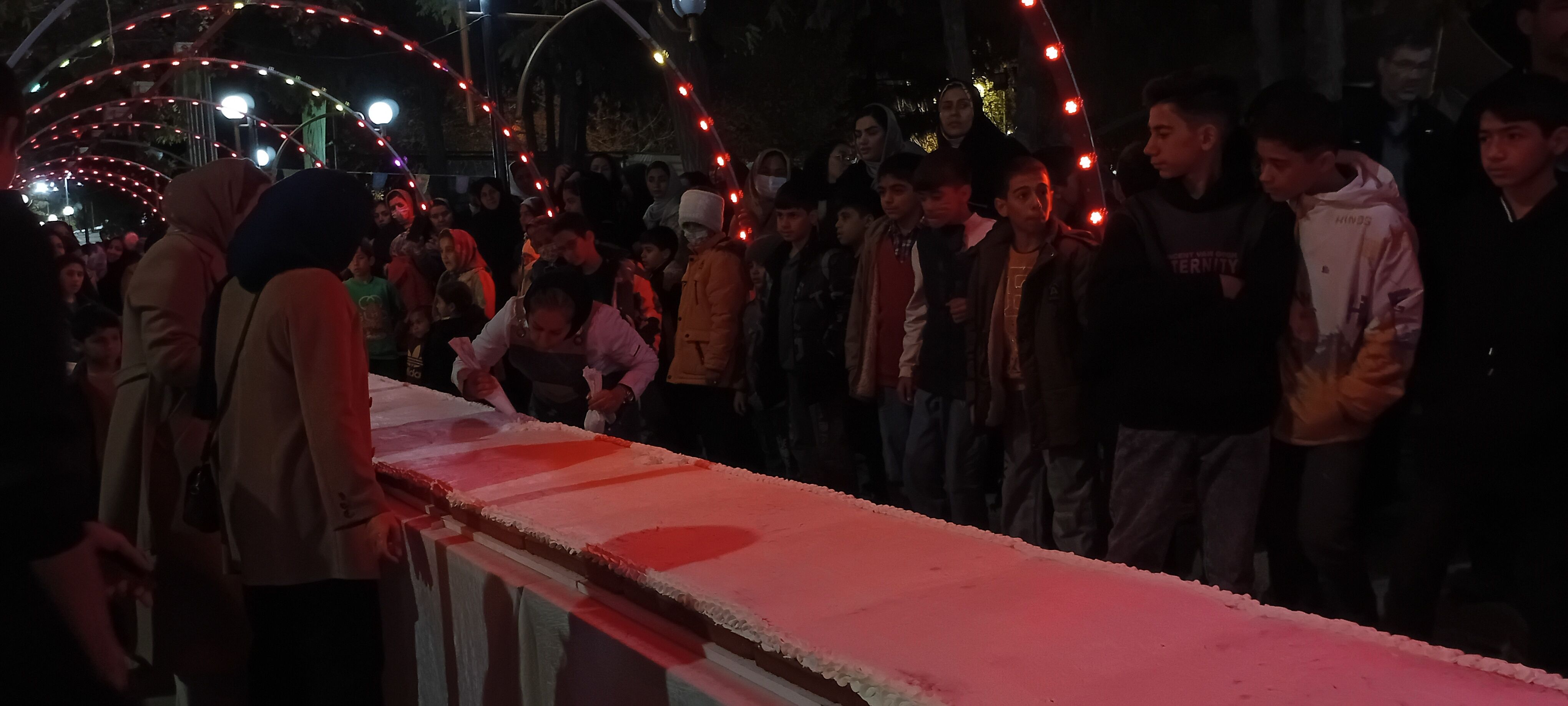 آماده سازی کیکی به بزرگی ده متر در جشن میلاد حضرت زهرا س در کاشمر