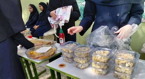 روز جهانی غذای سالم در دبیرستان صالحین 