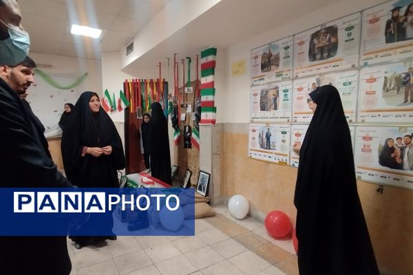 به نمایش گذاشتن گوشه ای از برکات انقلاب اسلامی در مدرسه انقلاب دبیرستان حق شناس2