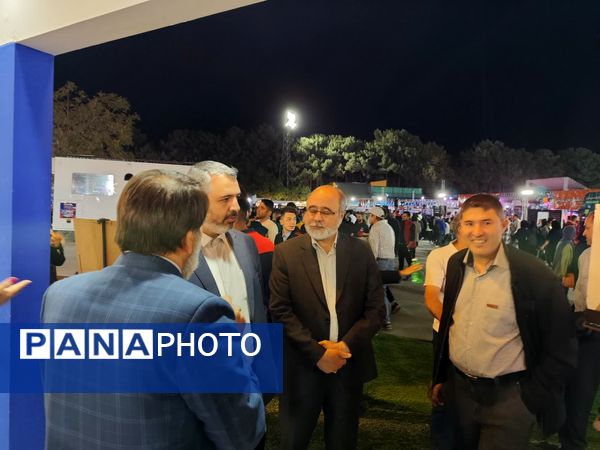 بازدید عضو شورای اسلامی شهر مشهد مقدس از غرفه منطقه ۱۰ شهرداری در بوستان ملت