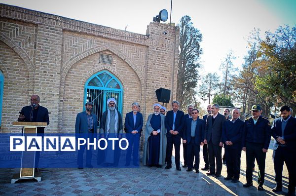 وزیر فرهنگ و ارشاد اسلامی غبار از مزار شهدای امامزاده سید حمزه کاشمر برداشت