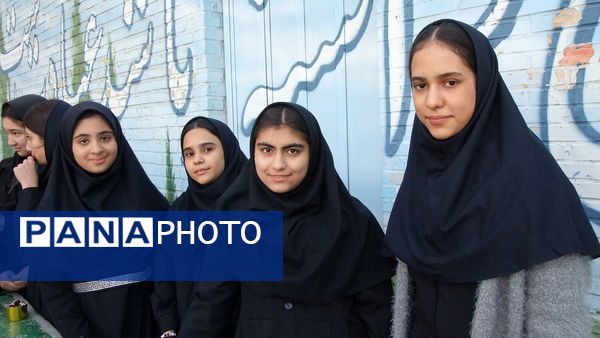 بازارچه کسب و کار دانش‌آموزان دختر در دبیرستان متوسطه اول معلم