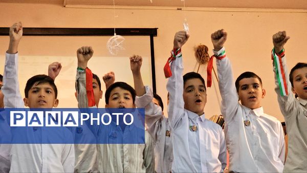 آیین گرامیداشت روز دانش‌آموز با حضور مسئولان منطقه ۱۳ در دبیرستان طلیعه شاهد