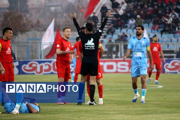 برد شیرین تراکتور در خانه مقابل چادرملو 