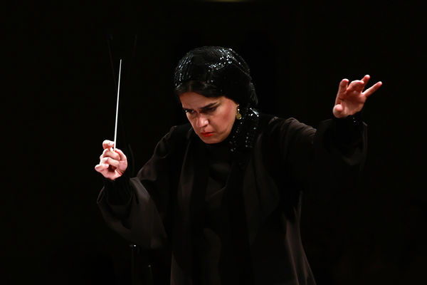 ارکستر سمفونیک تهران به رهبری «پانیذ فریوسفی»