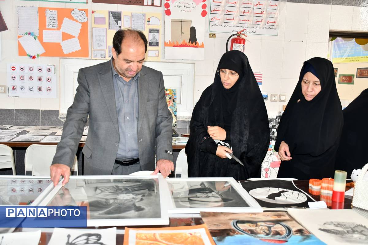 برپایی نمایشگاه آثار دانش‌آموزی در مدرسه متوسطه اول نمونه دولتی امام رضا (ع) فیض‌آباد