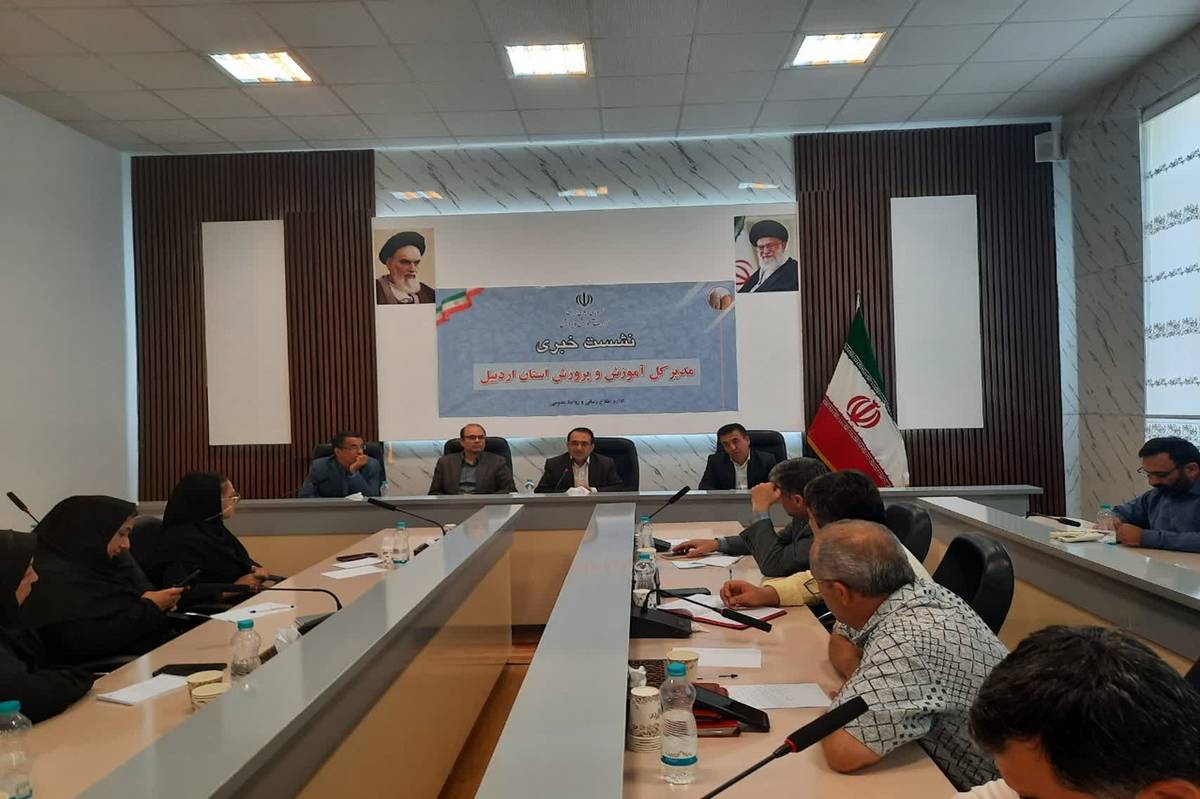 با برگزاری دورههای بازآموزی،سطح توانمندی معلمان را بهعنوان یک راهبرد آموزشی و تسهیلگر ارتقا می بخشیم